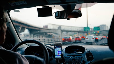 打开GPS系统的人驾驶车辆